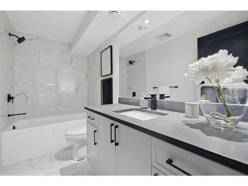 3604 Chippendale Drive Nw, Calgary, AB - Indoor Photo Showing Bathroom