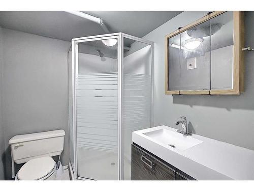 1315 15 Street Sw, Calgary, AB - Indoor Photo Showing Bathroom