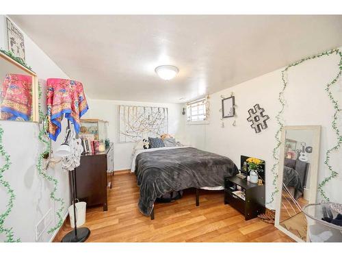 1315 15 Street Sw, Calgary, AB - Indoor Photo Showing Bedroom