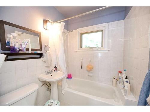 1315 15 Street Sw, Calgary, AB - Indoor Photo Showing Bathroom