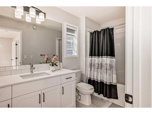 404 Lucas Boulevard Nw, Calgary, AB - Indoor Photo Showing Bathroom