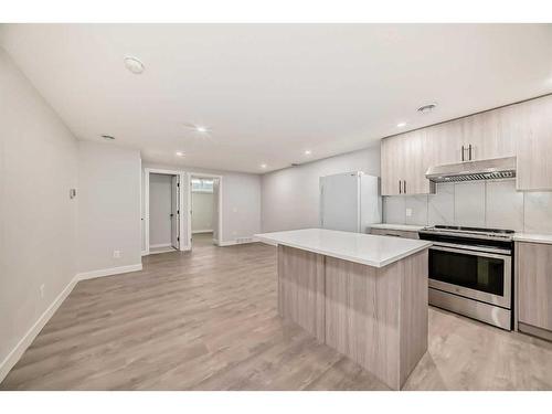 404 Lucas Boulevard Nw, Calgary, AB - Indoor Photo Showing Kitchen With Upgraded Kitchen