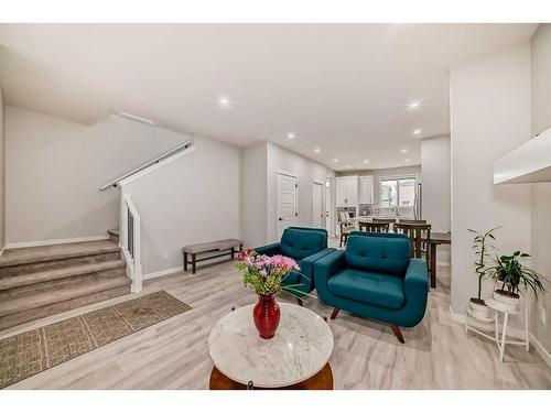 404 Lucas Boulevard Nw, Calgary, AB - Indoor Photo Showing Living Room