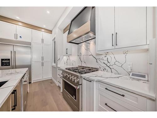 334 32 Avenue Ne, Calgary, AB - Indoor Photo Showing Kitchen With Upgraded Kitchen