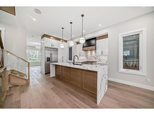 334 32 Avenue Ne, Calgary, AB - Indoor Photo Showing Kitchen With Upgraded Kitchen