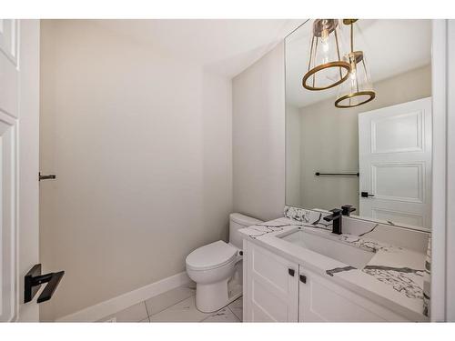 334 32 Avenue Ne, Calgary, AB - Indoor Photo Showing Bathroom