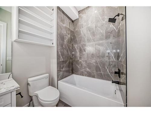 334 32 Avenue Ne, Calgary, AB - Indoor Photo Showing Bathroom