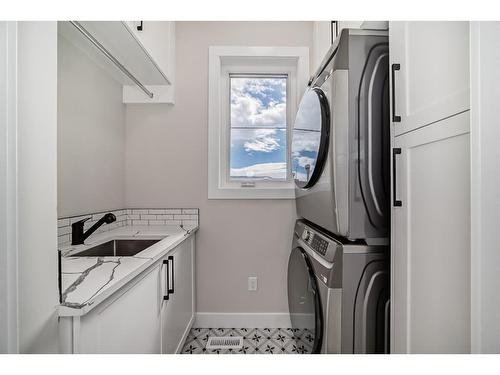 334 32 Avenue Ne, Calgary, AB - Indoor Photo Showing Laundry Room