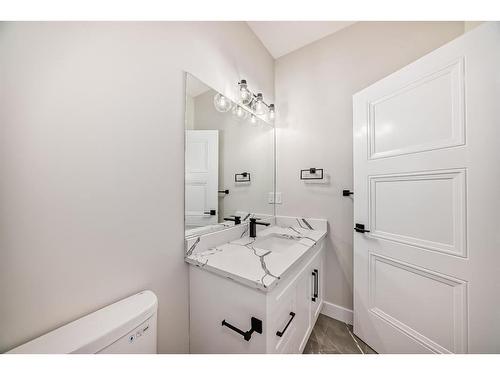 334 32 Avenue Ne, Calgary, AB - Indoor Photo Showing Bathroom