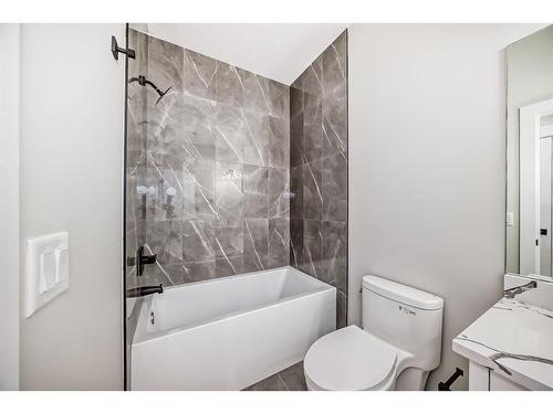 334 32 Avenue Ne, Calgary, AB - Indoor Photo Showing Bathroom