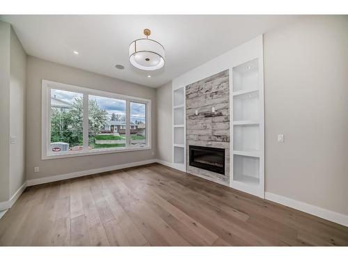 334 32 Avenue Ne, Calgary, AB - Indoor Photo Showing Living Room With Fireplace