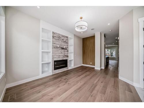 334 32 Avenue Ne, Calgary, AB - Indoor With Fireplace