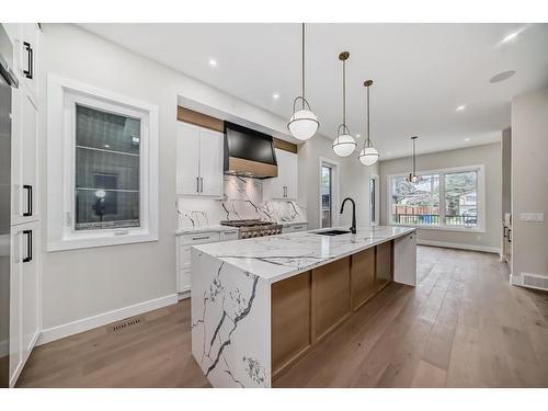 334 32 Avenue Ne, Calgary, AB - Indoor Photo Showing Kitchen With Upgraded Kitchen