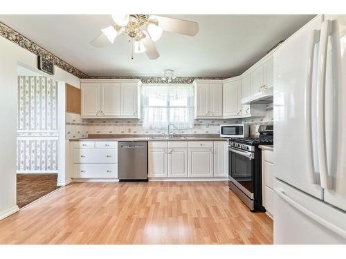 270010 Inverlake Road, Rural Rocky View County, AB - Indoor Photo Showing Kitchen