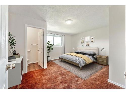 270010 Inverlake Road, Rural Rocky View County, AB - Indoor Photo Showing Bedroom