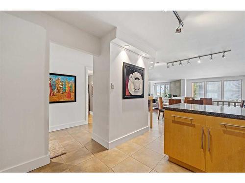 104-350 4 Avenue Ne, Calgary, AB - Indoor Photo Showing Kitchen