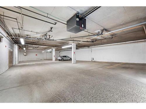 104-350 4 Avenue Ne, Calgary, AB - Indoor Photo Showing Garage