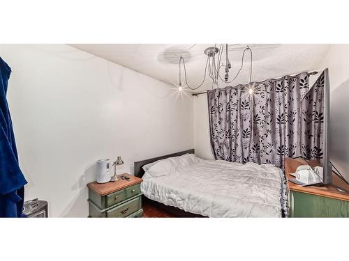 505 42 Street Se, Calgary, AB - Indoor Photo Showing Bedroom