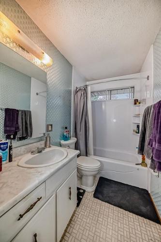505 42 Street Se, Calgary, AB - Indoor Photo Showing Bathroom
