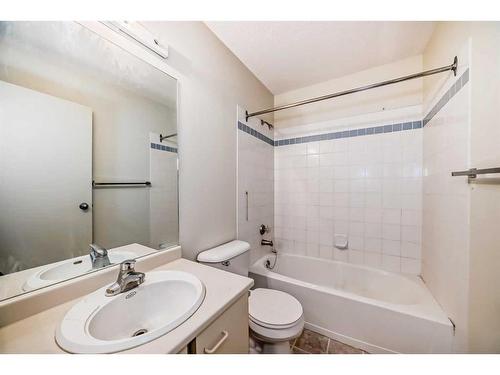32-3000 Edenwold Heights Nw, Calgary, AB - Indoor Photo Showing Bathroom