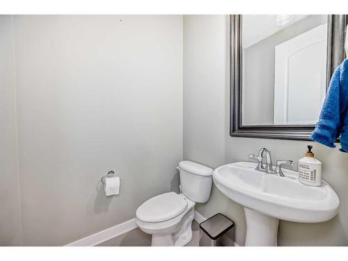 2425 22A Street Nw, Calgary, AB - Indoor Photo Showing Bathroom