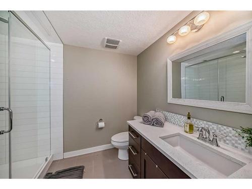 2425 22A Street Nw, Calgary, AB - Indoor Photo Showing Bathroom