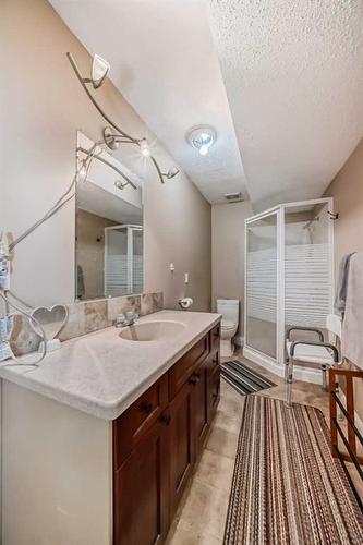 32 Bridlecrest Court Sw, Calgary, AB - Indoor Photo Showing Bathroom