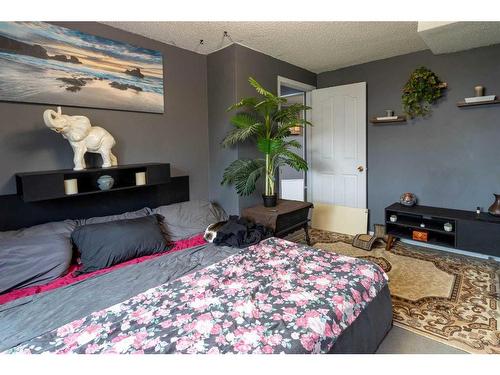 2822 13 Avenue Se, Calgary, AB - Indoor Photo Showing Bedroom