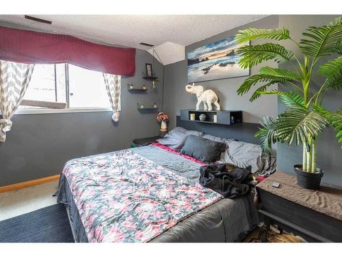 2822 13 Avenue Se, Calgary, AB - Indoor Photo Showing Bedroom