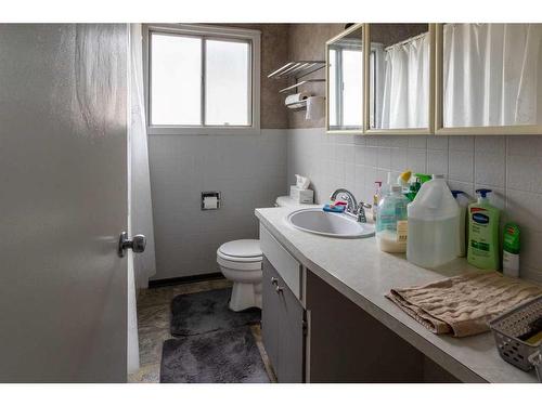 2822 13 Avenue Se, Calgary, AB - Indoor Photo Showing Bathroom