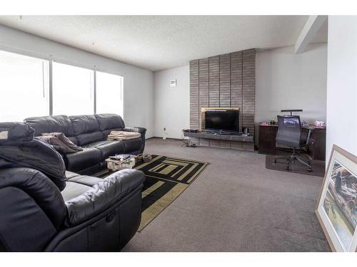 2822 13 Avenue Se, Calgary, AB - Indoor Photo Showing Living Room