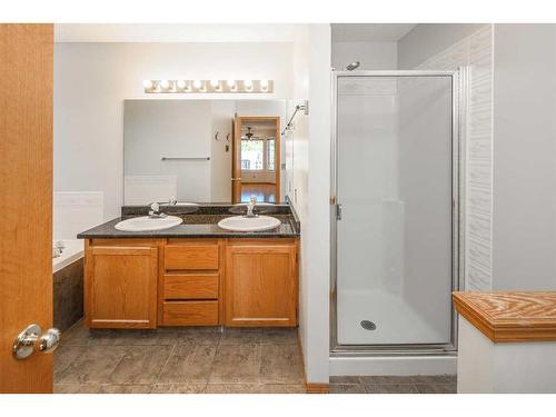 48 Hawktree Green Nw, Calgary, AB - Indoor Photo Showing Bathroom
