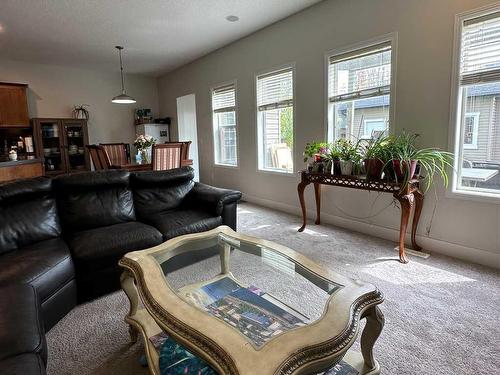 956 Prestwick Circle Se, Calgary, AB - Indoor Photo Showing Living Room