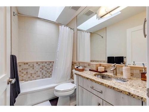 2202 31 Avenue Sw, Calgary, AB - Indoor Photo Showing Bathroom