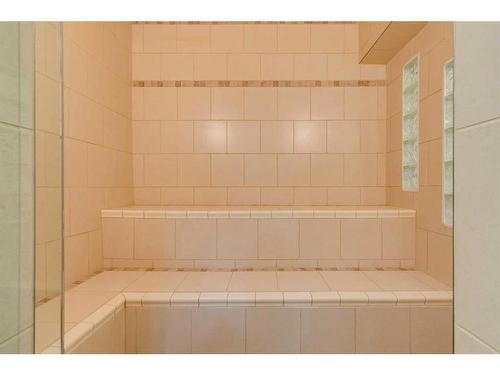 2202 31 Avenue Sw, Calgary, AB - Indoor Photo Showing Bathroom