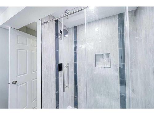 120 Whitefield Drive Ne, Calgary, AB - Indoor Photo Showing Bathroom