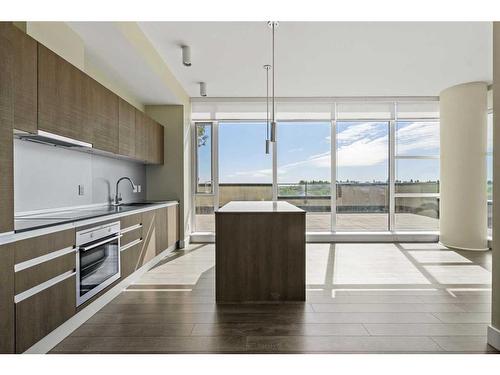 702-1188 3 Street Se, Calgary, AB - Indoor Photo Showing Kitchen