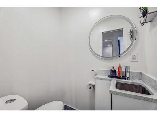 2 Tipton Place Nw, Calgary, AB - Indoor Photo Showing Bathroom