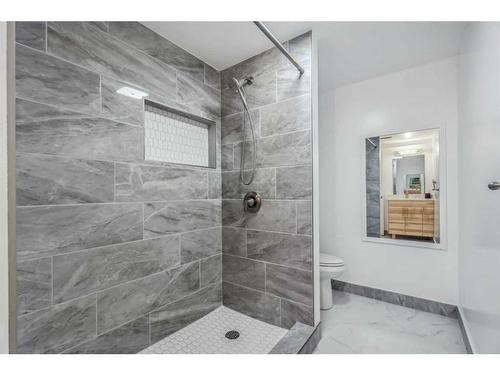 2 Tipton Place Nw, Calgary, AB - Indoor Photo Showing Bathroom