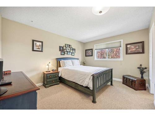 252 Woodridge Drive Sw, Calgary, AB - Indoor Photo Showing Bedroom