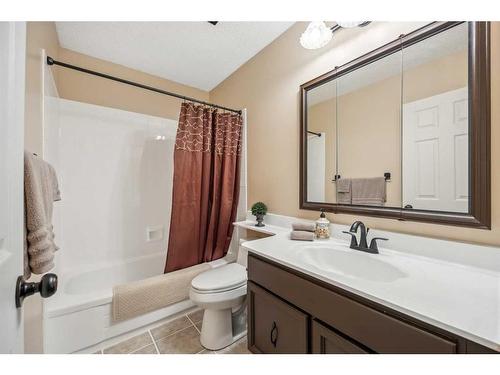 252 Woodridge Drive Sw, Calgary, AB - Indoor Photo Showing Bathroom
