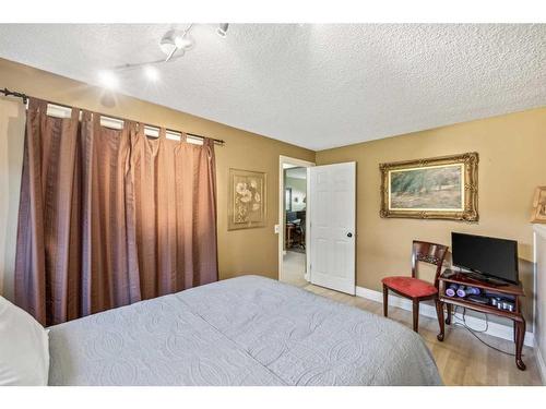 252 Woodridge Drive Sw, Calgary, AB - Indoor Photo Showing Bedroom