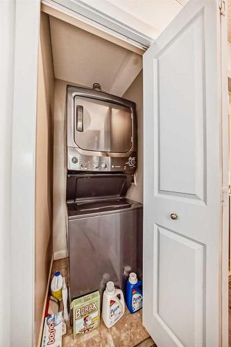 117-205 Sunset Drive, Cochrane, AB - Indoor Photo Showing Laundry Room