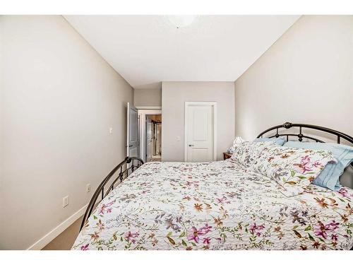 117-205 Sunset Drive, Cochrane, AB - Indoor Photo Showing Bedroom