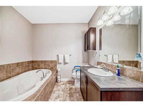 117-205 Sunset Drive, Cochrane, AB - Indoor Photo Showing Bathroom
