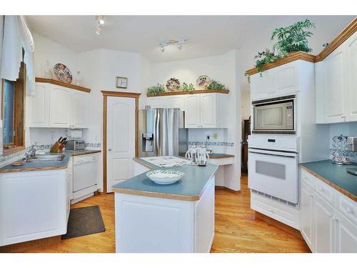 72 Hamptons Drive Nw, Calgary, AB - Indoor Photo Showing Kitchen