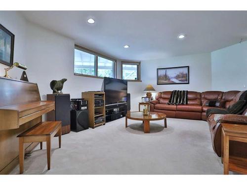 72 Hamptons Drive Nw, Calgary, AB - Indoor Photo Showing Living Room