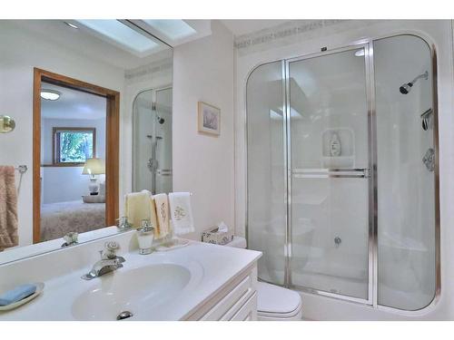 72 Hamptons Drive Nw, Calgary, AB - Indoor Photo Showing Bathroom
