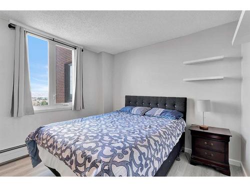 1502-4944 Dalton Drive Nw, Calgary, AB - Indoor Photo Showing Bedroom