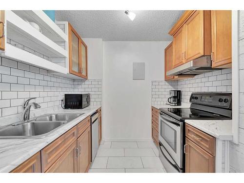 1502-4944 Dalton Drive Nw, Calgary, AB - Indoor Photo Showing Kitchen With Double Sink